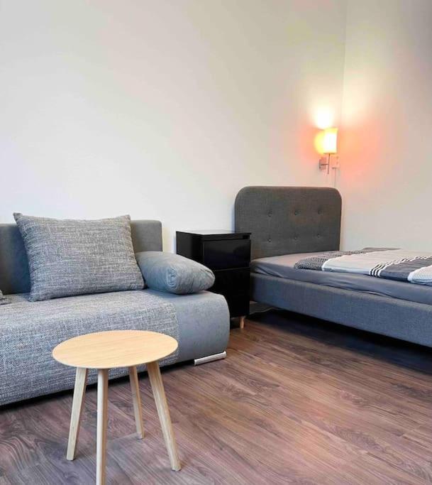 Duesseldorf Messe And Airport, 2-bedroom With Kitchen And Garden Apartment *