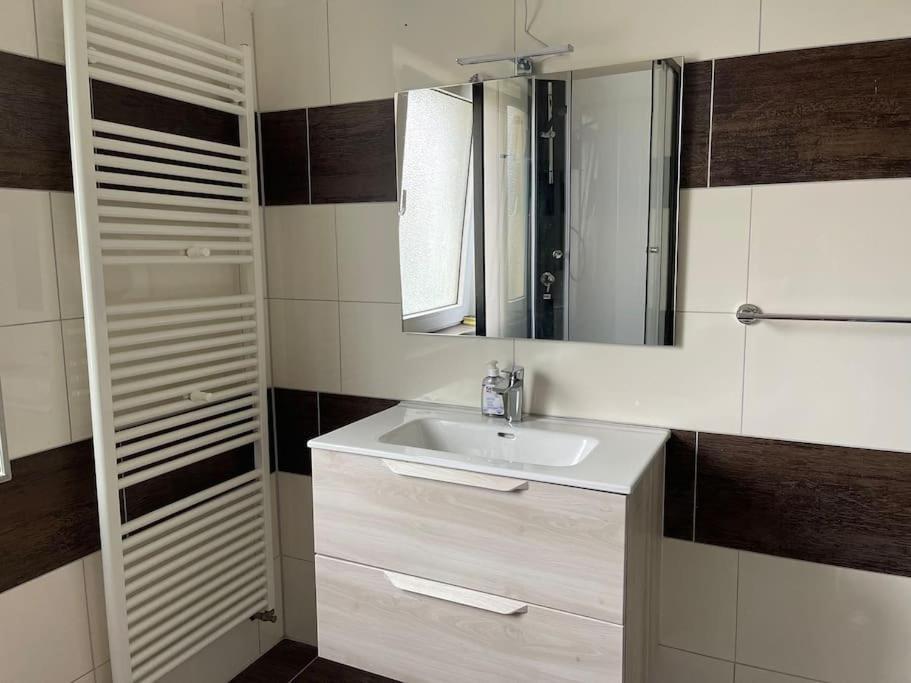 Duesseldorf Messe And Airport, 2-bedroom With Kitchen And Garden Duisburg
